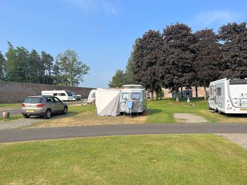 Een overzicht van de ruime plaatsen en camping.
