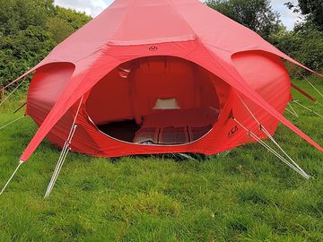 Inflatable supports and no central pole