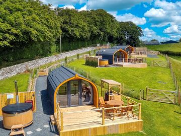 Stouslie snugs luxury farm glamping