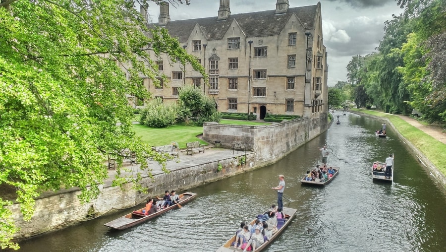 Punting in Cambridge (linsusan1963/Pixabay)