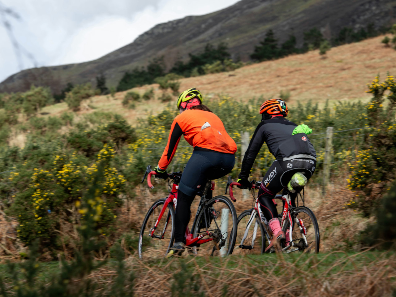 2 cyclists in the lake district