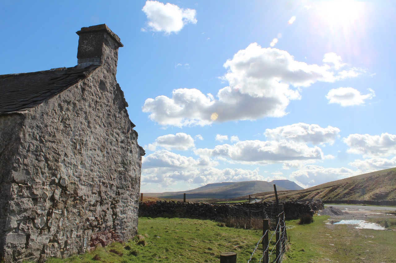 The landscape of the Yorkshire Dales is full of historic buildings (Adrian Seedhill/Pixabay)