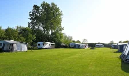 camping met caravans op staplaatsen