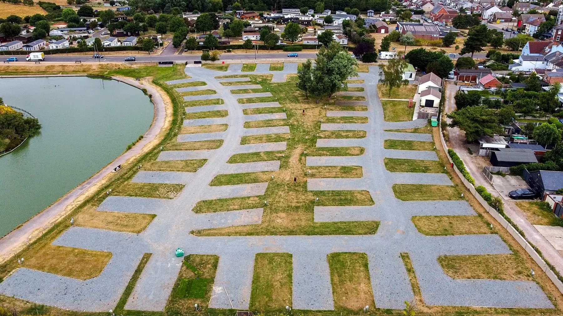 Gartenmöbel und Vorzelt mitbringen, um den Abend im Freien zu verbringen (Pitchup.com)