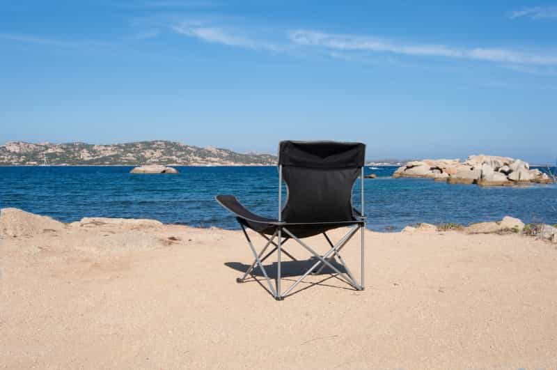 A classic camping chair on the beach (Brigitta Schneiter / Unsplash)