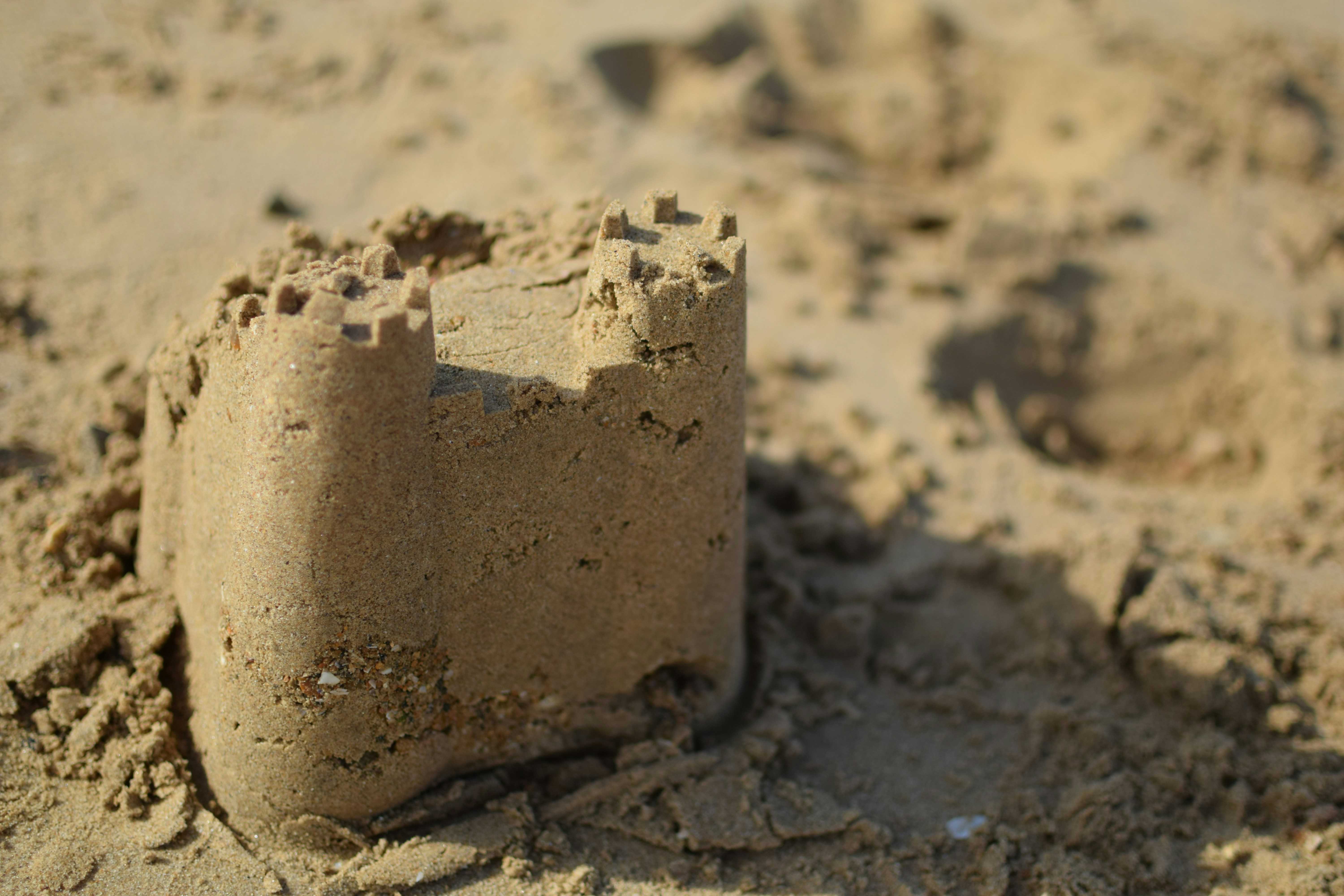 Sandcastles at the beach (Aaron/Unsplash)