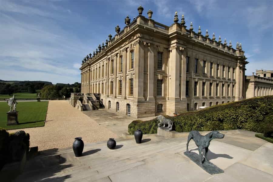 The magnificent 17th-century Chatsworth House is a highlight of this walk (David Reed/Pixabay)