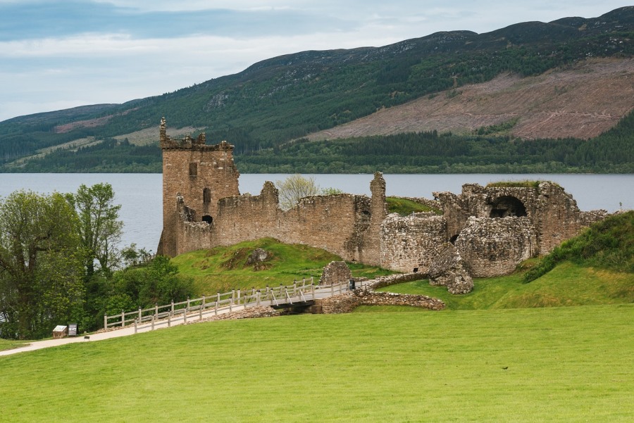 Urquhart Castle overlooks scenic Loch Ness (Miller Eszter/Pixabay)