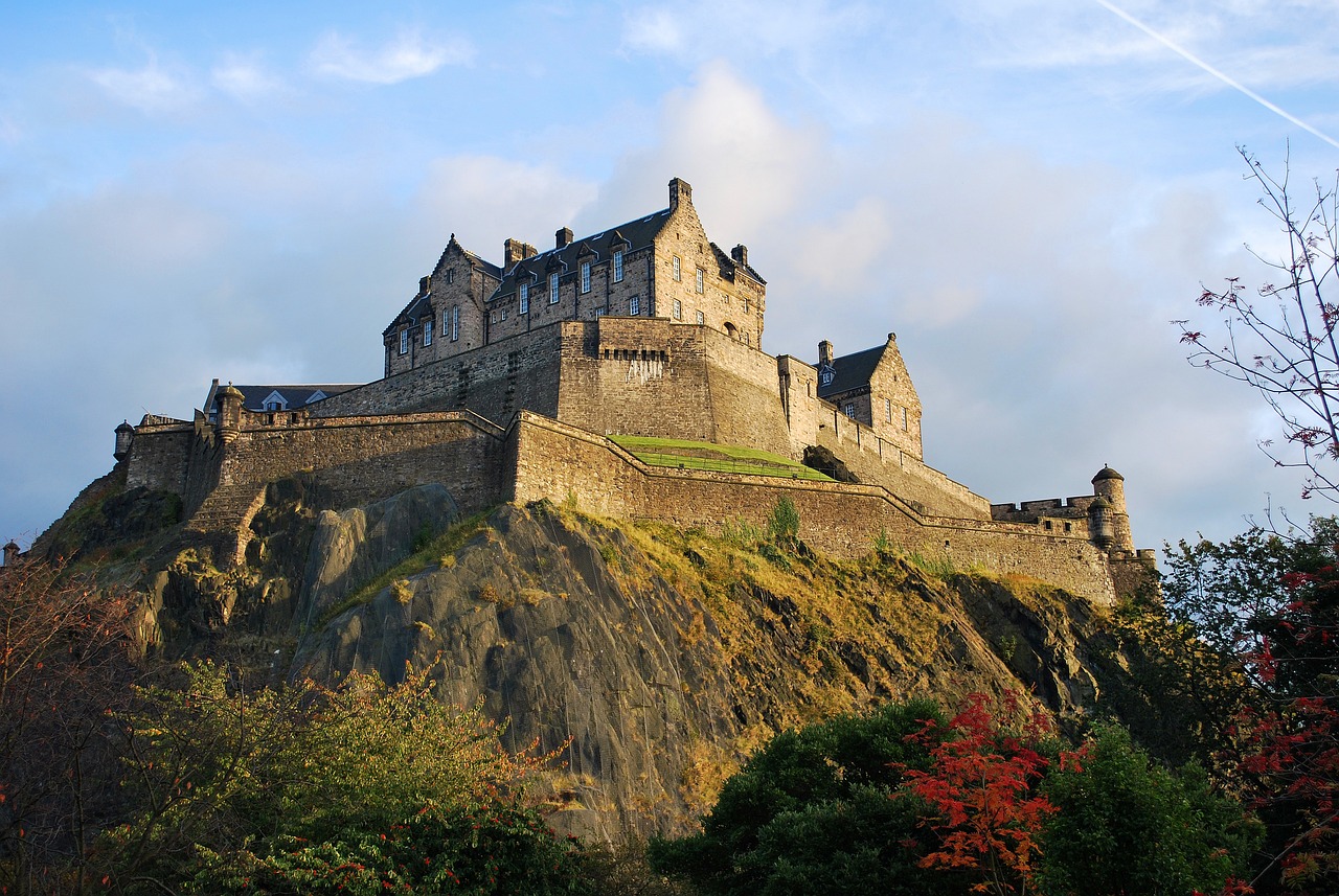 Edinburgh Castle sitting on its volcanic crag (the_iop/Pixabay)