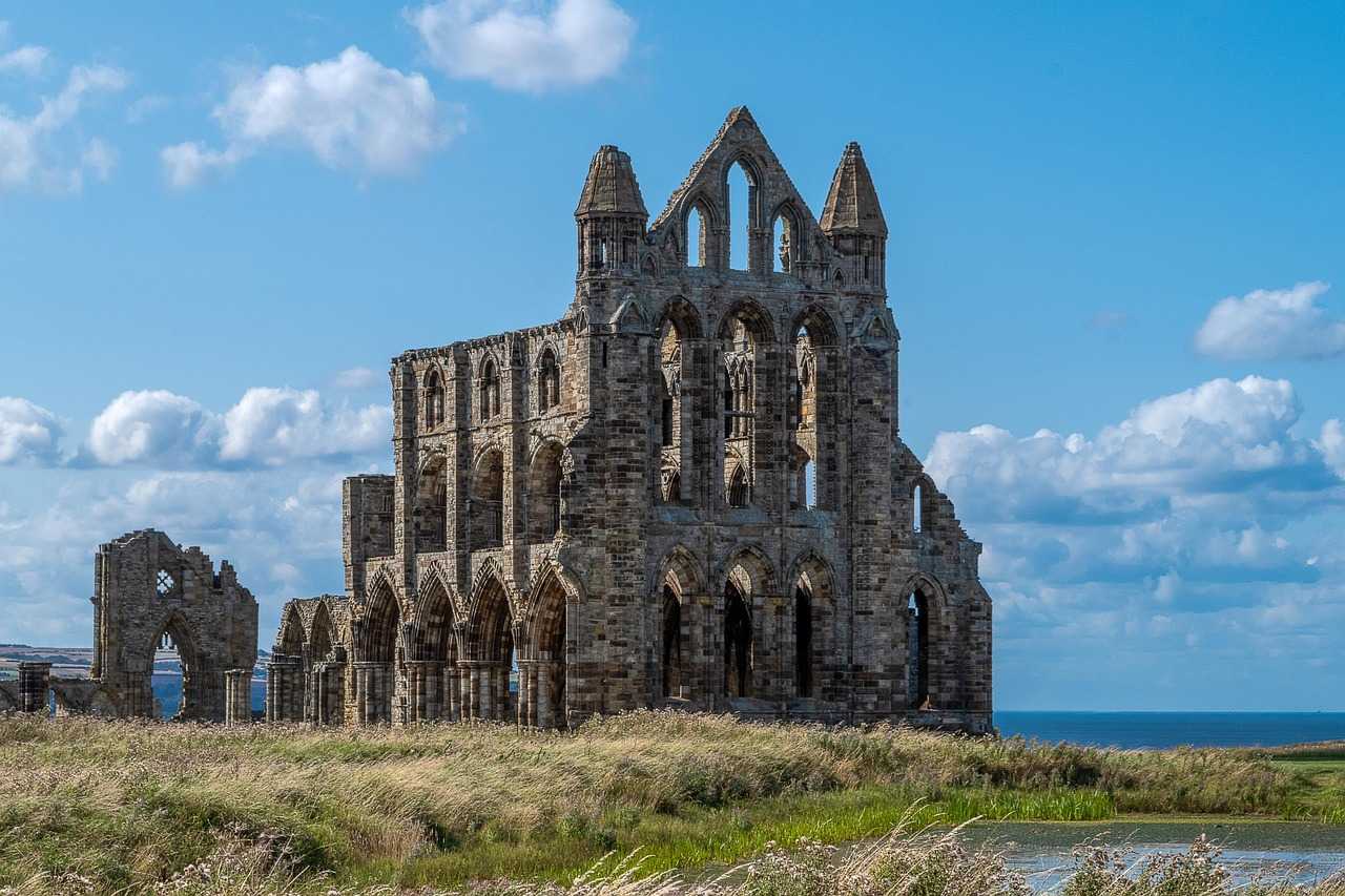 The ruins of Whitby Abbey overlooking the North Sea (Wenzlerdesign/Pixabay)