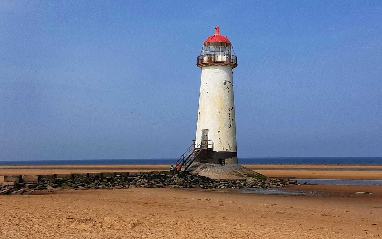 The historic Point of Ayr lighthouse (Gina87/Pixabay)
