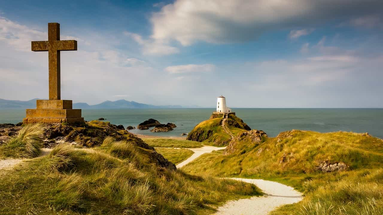 Atmospheric Ynys Llanddwyn on Anglesey (Ian Procter/Pixabay)