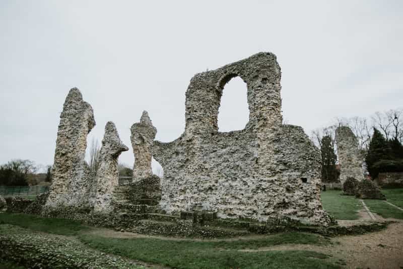 Abbey ruins at Bury St Edmunds (Phil Hearing on Unsplash)