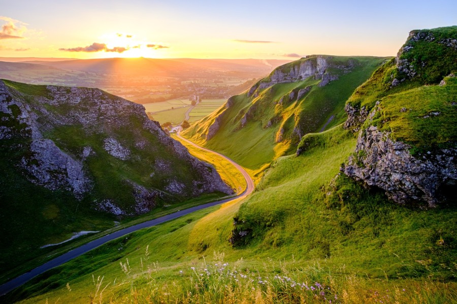 Winnats Pass, site of Speedwell Cavern, Peak District National Park (TimHill/Pixabay)