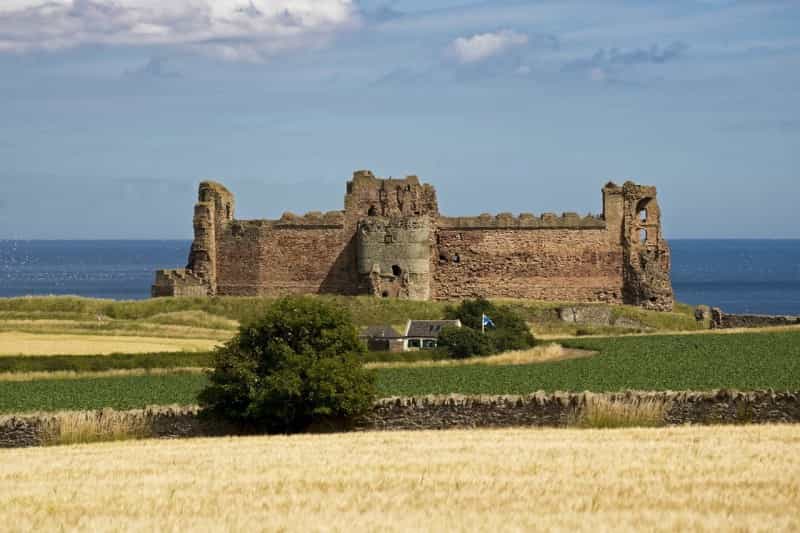Tantallon Castle on a sunny day (Kevin Phillips on Pixabay) Tantallon Castle on a sunny day (Kevin Phillips on Pixabay)