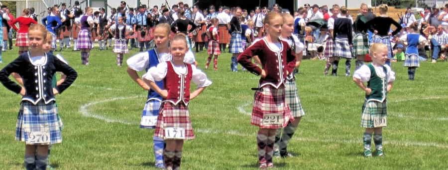 Children dancing competitively at a clan gathering (Pixabay)